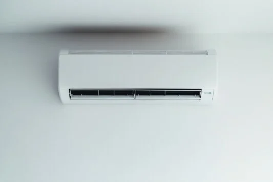 Klimaanlage mit Innenraumgerät und Lüftungsauslässen