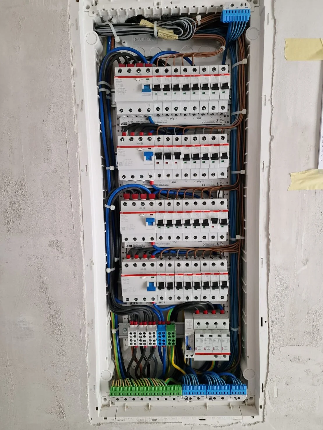 Elektroinstallation mit Leitungen